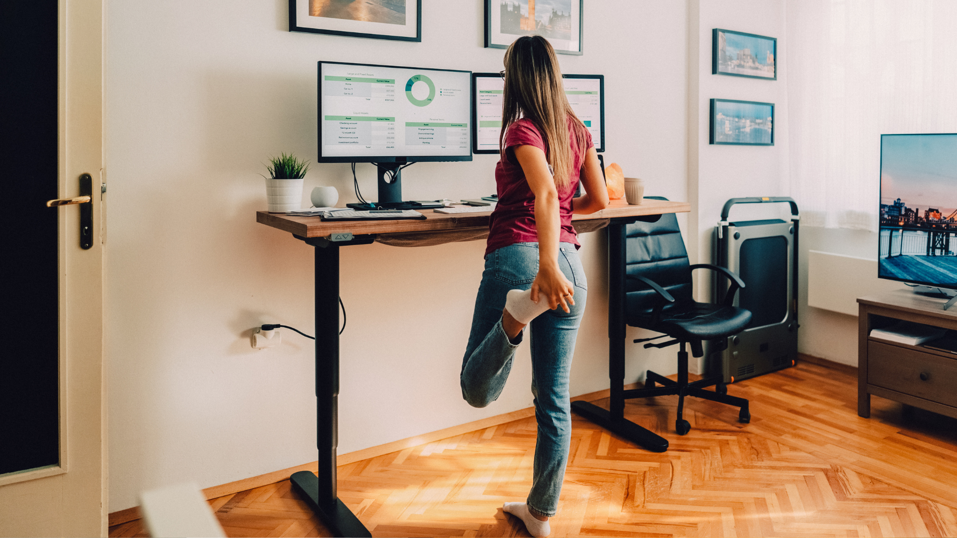 Mulher se alongando no espaço de trabalho