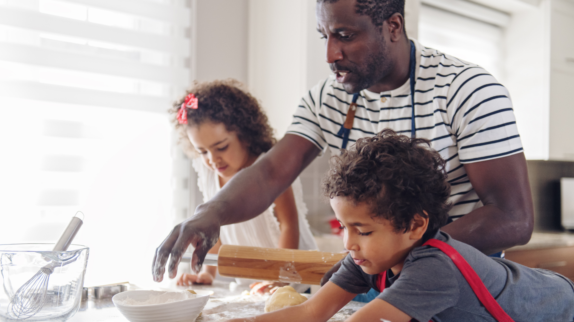 Pai cozinhando com os filhos