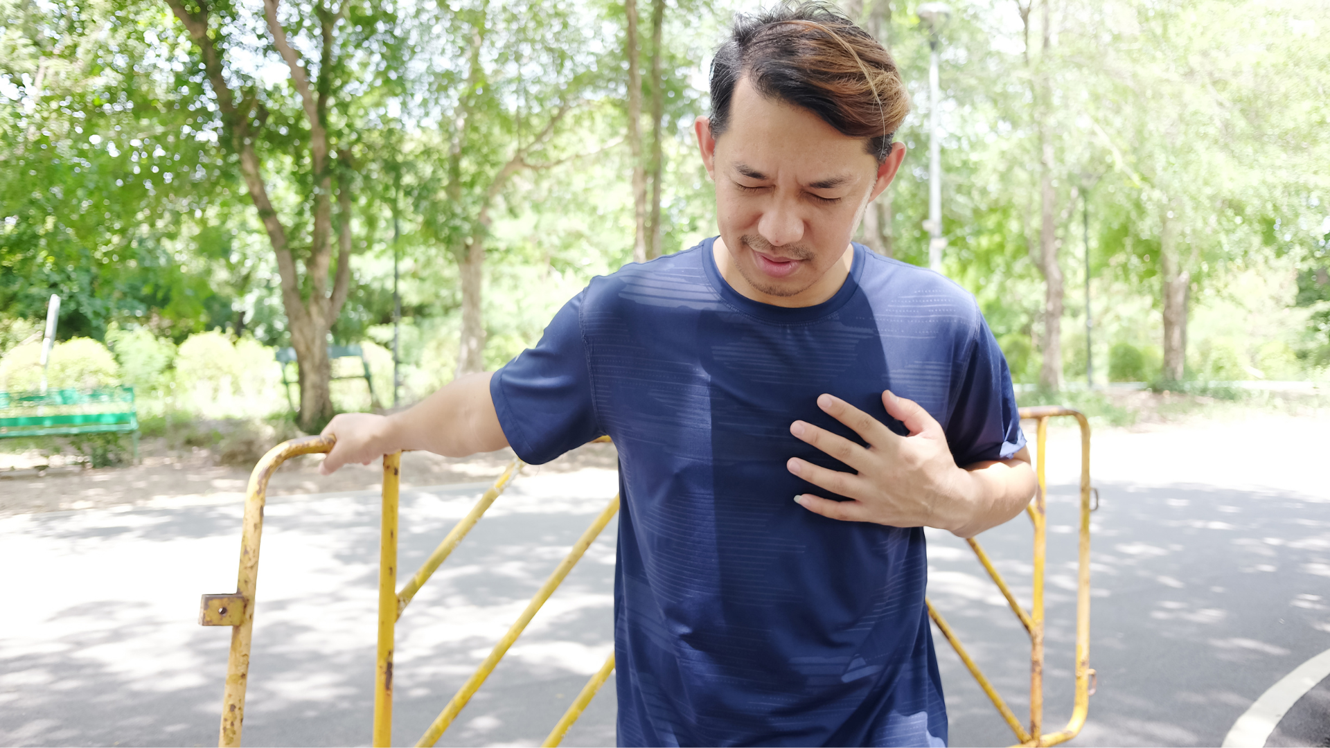 Homem fazendo exercícios com a mão no peito